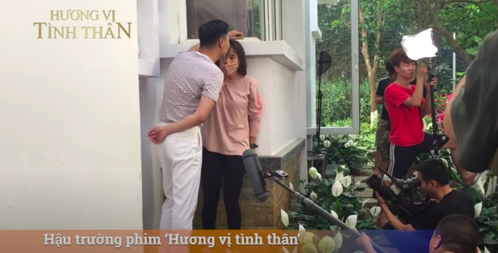 Phương Oanh đòi đạo diễn "cắt" khi đang đóng cảnh hôn Mạnh Trường